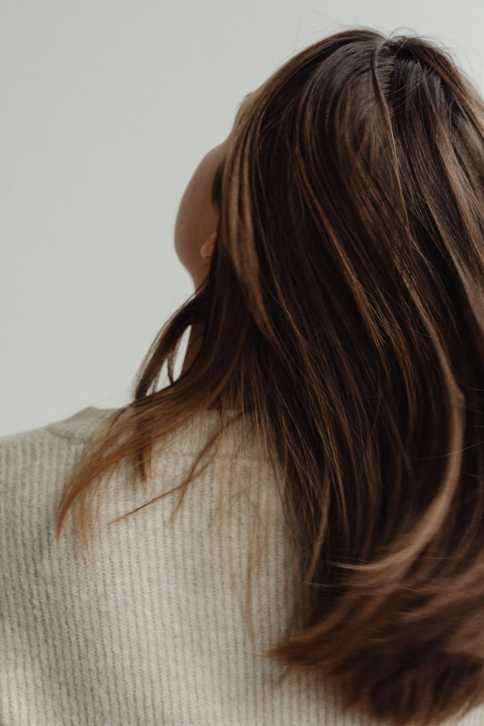 kaboompics_the-back-of-a-young-woman-medium-length-brown-straight-hair-29173-scaled-1
